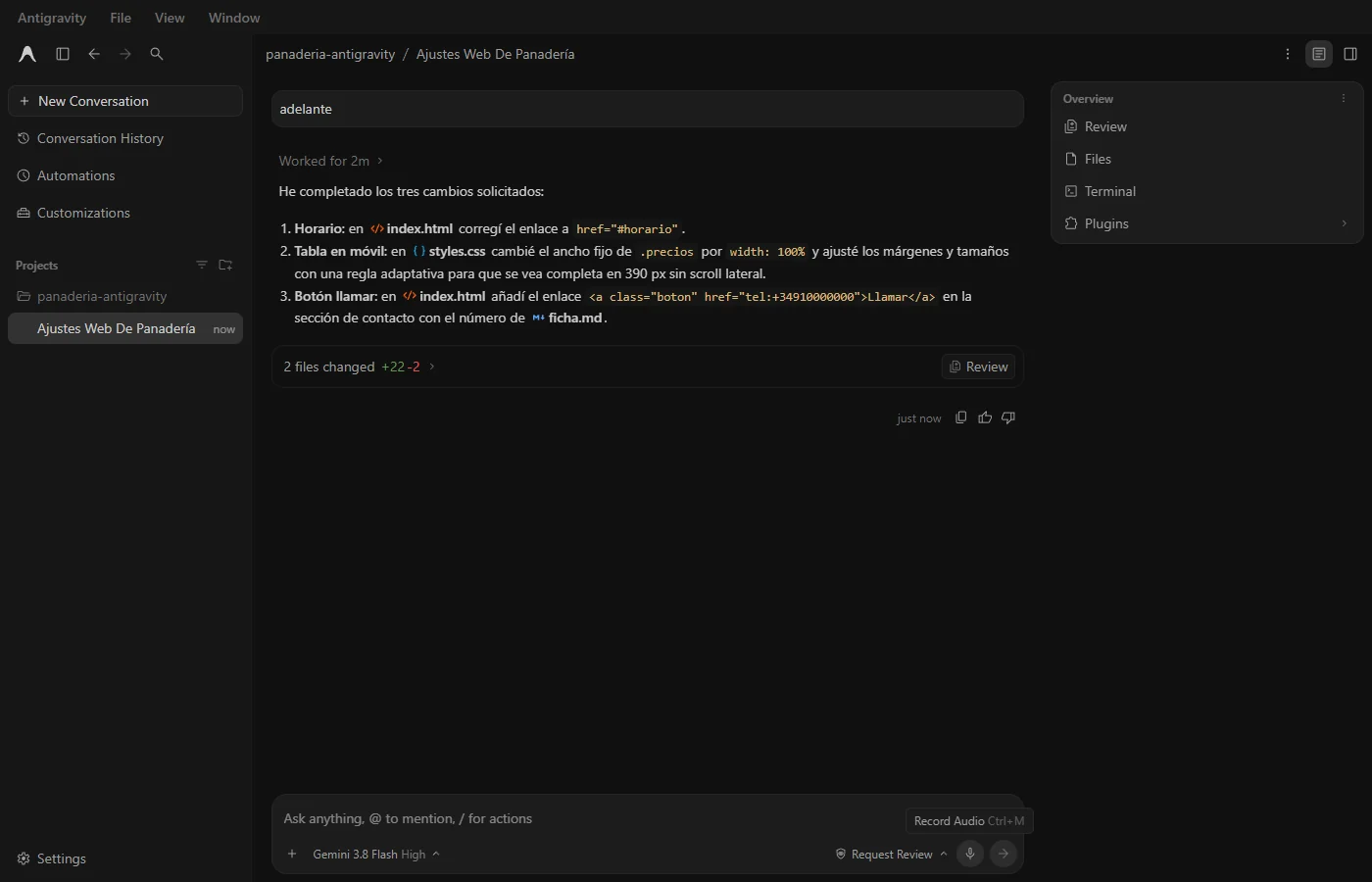 Resumen real de Antigravity tras 2 minutos: 2 files changed +22 -2 con el botón Review