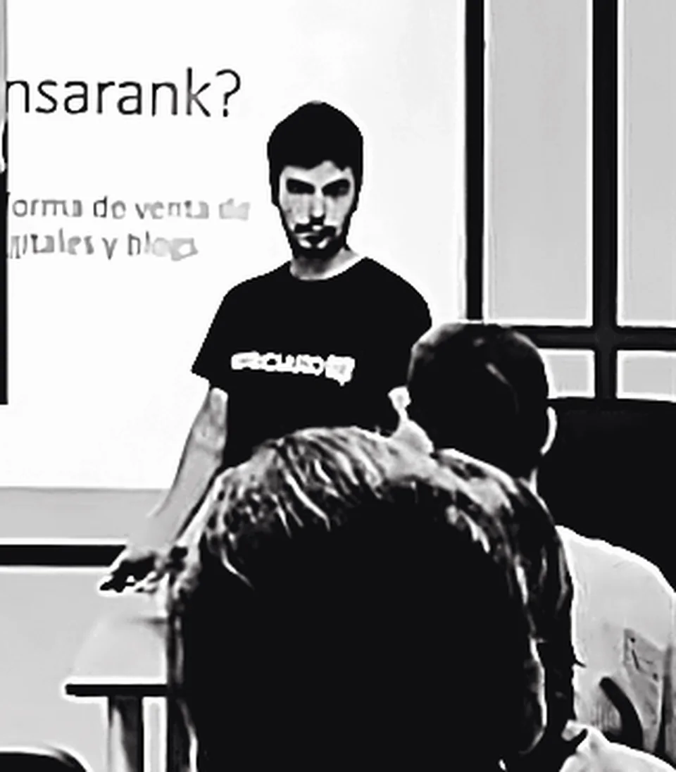 David García dando una charla sobre automatización