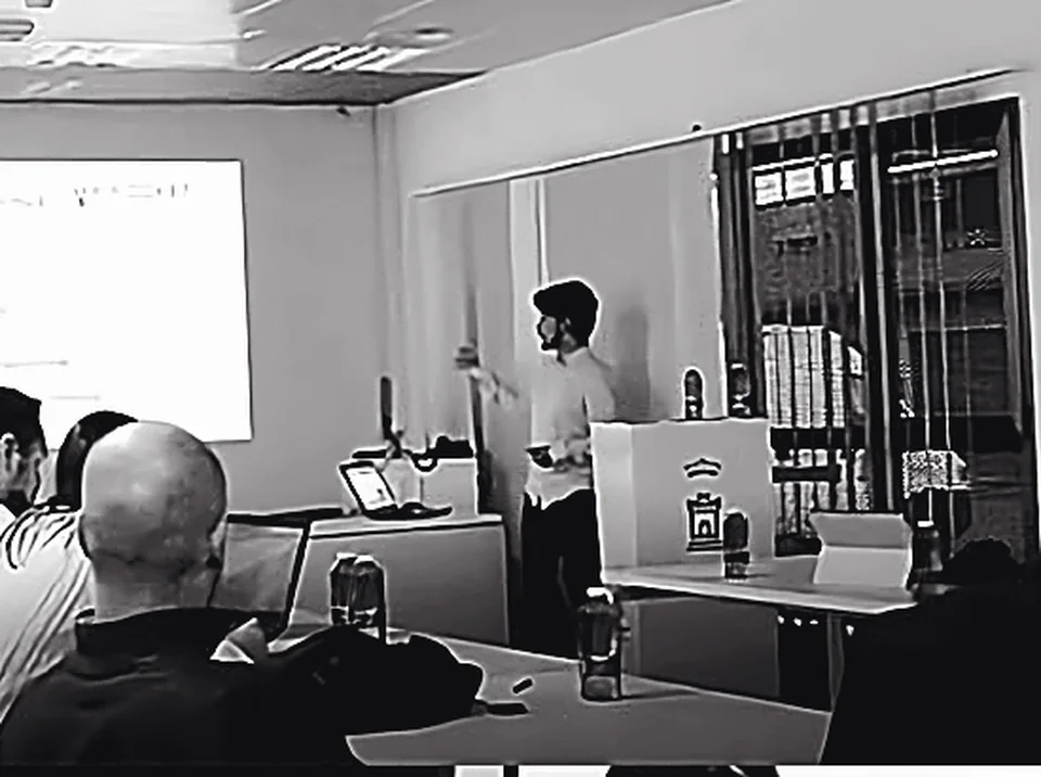 David García dando una charla sobre automatización