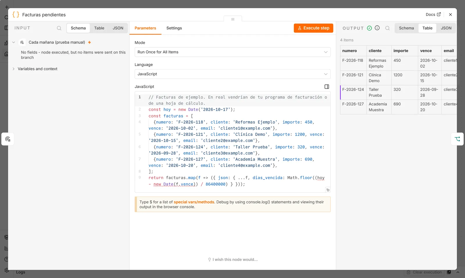 Nodo Code de n8n con el código JavaScript que devuelve cuatro facturas de ejemplo y calcula los días vencida